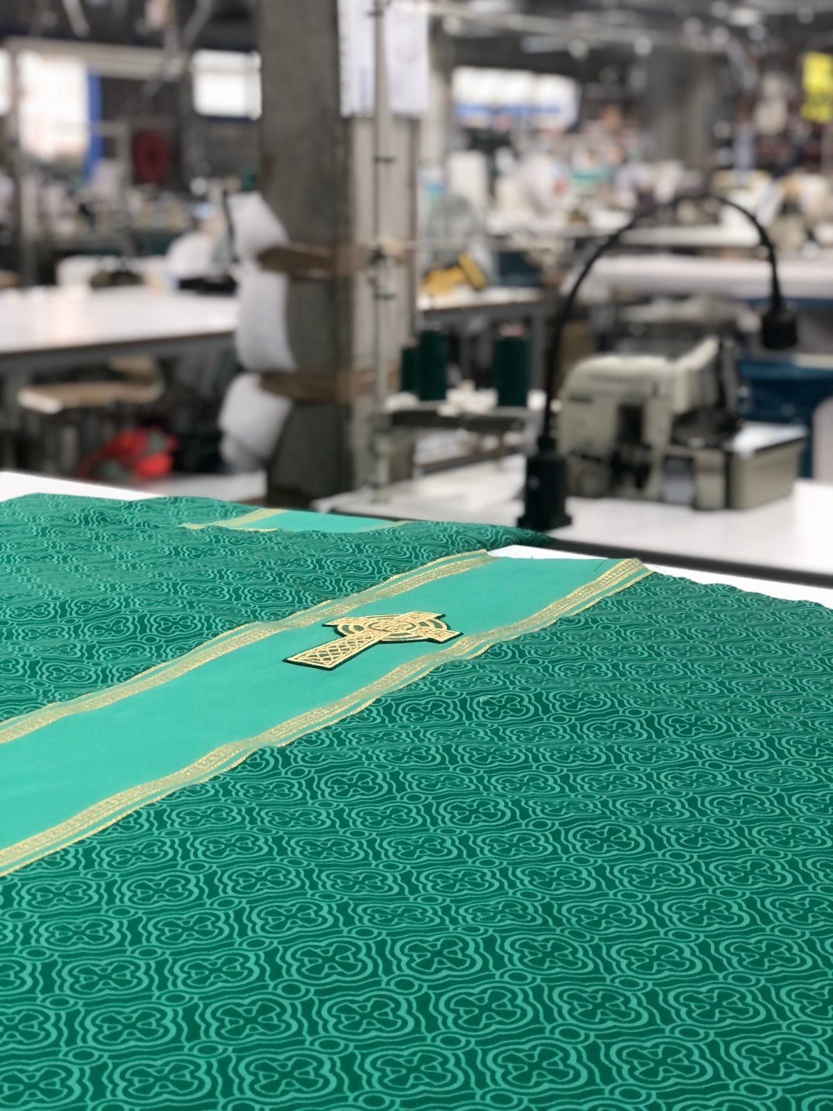 Chasuble monastique Slabbinck en tissu celtique avec croix brodée à la main et col roulé