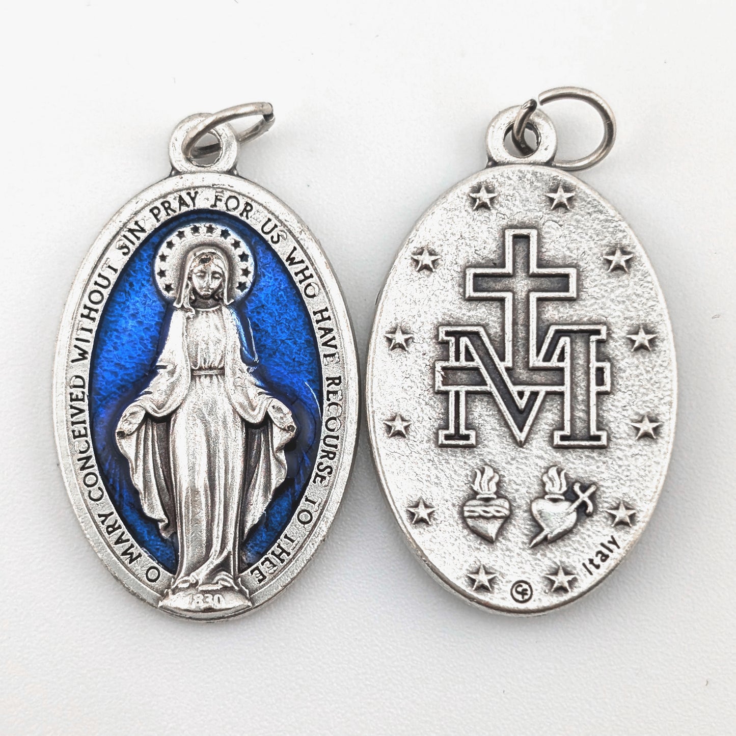 Medalla Milagrosa en Acabado Plata Envejecida con Epoxi Azul de 1-5/16"