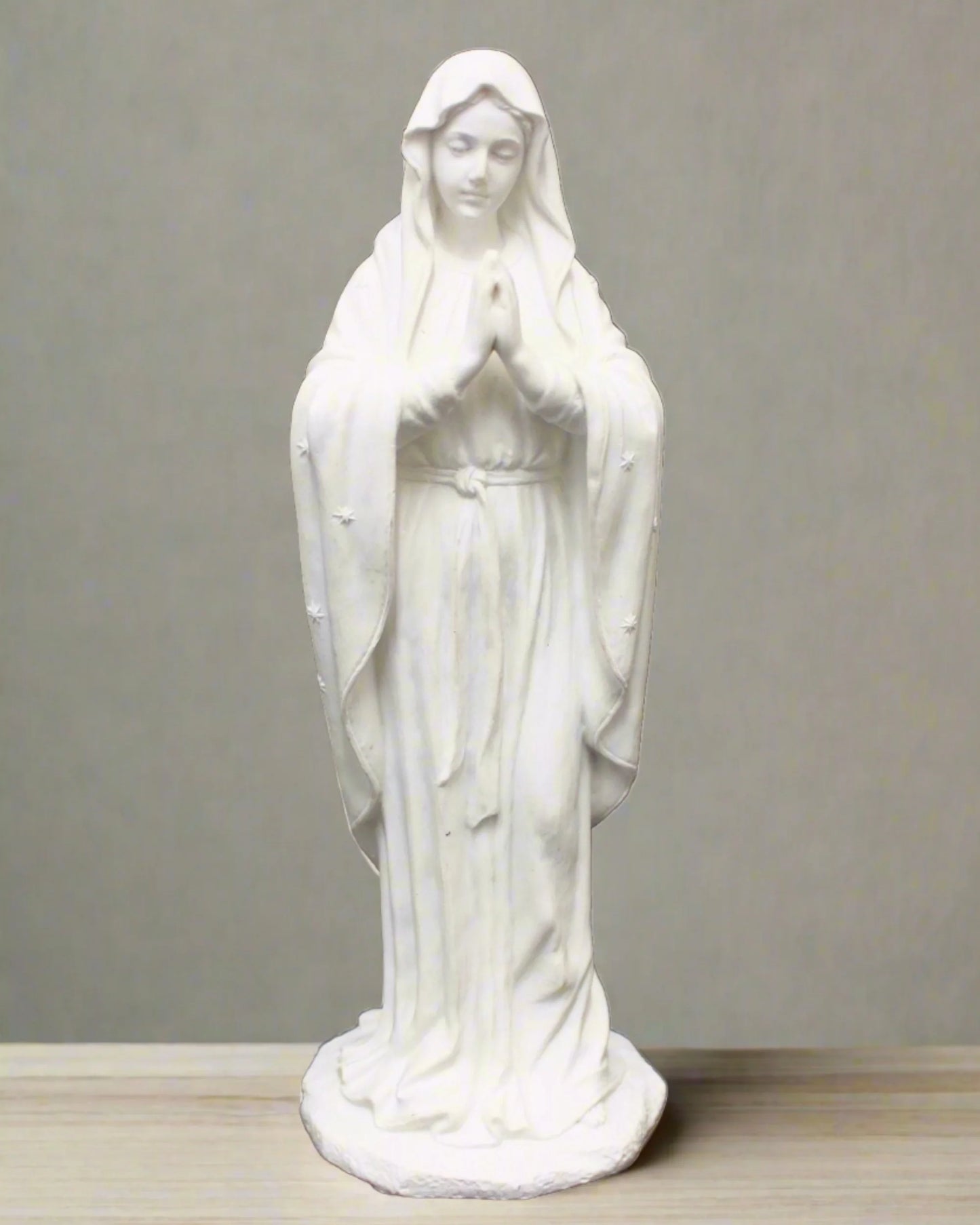 Estatua de la Virgen María rezando 8"