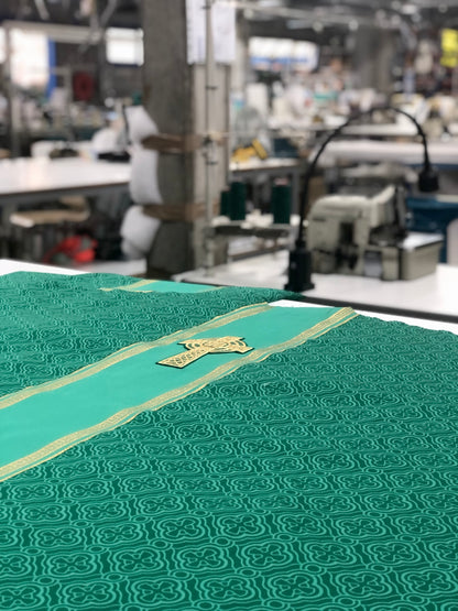 Chasuble monastique Slabbinck en tissu celtique avec croix brodée à la main et col roulé