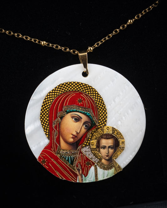 Notre-Dame de Kazan sur collier pendentif en nacre