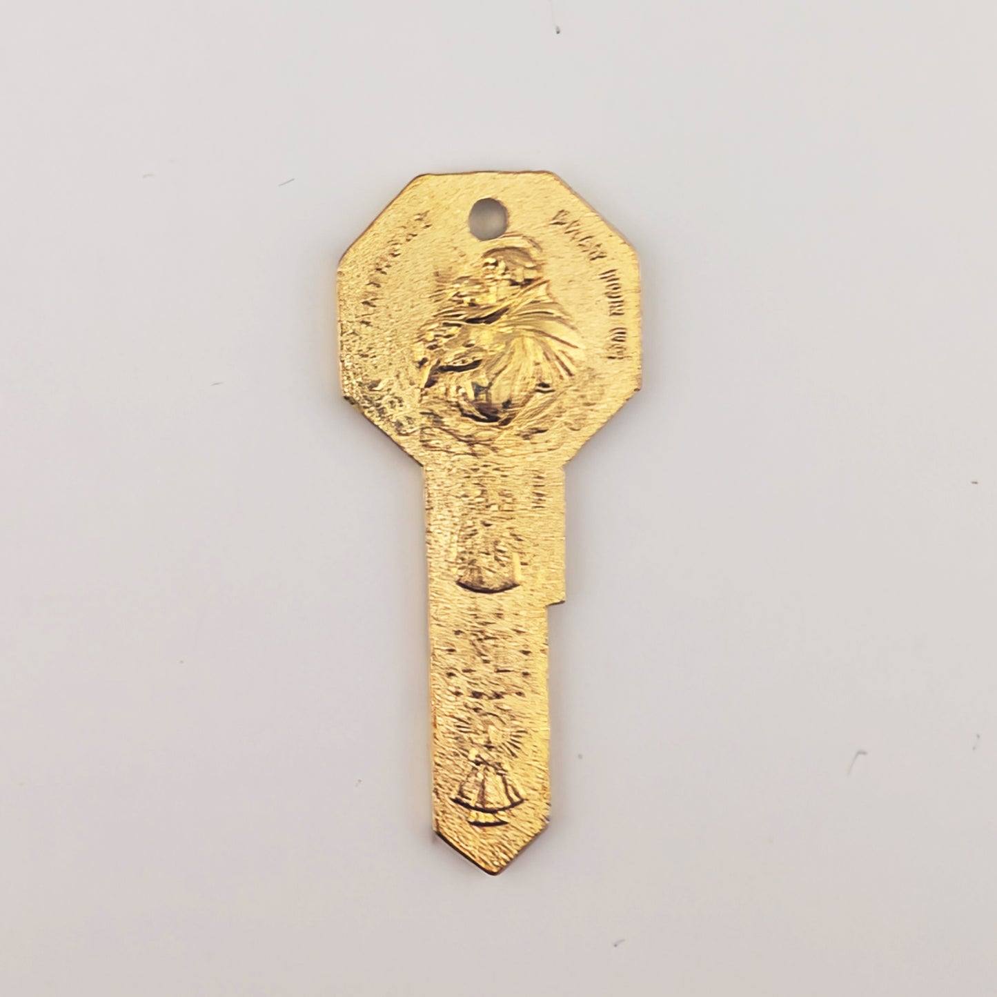Medalla Llave de Siete Caminos con Acabado Dorado