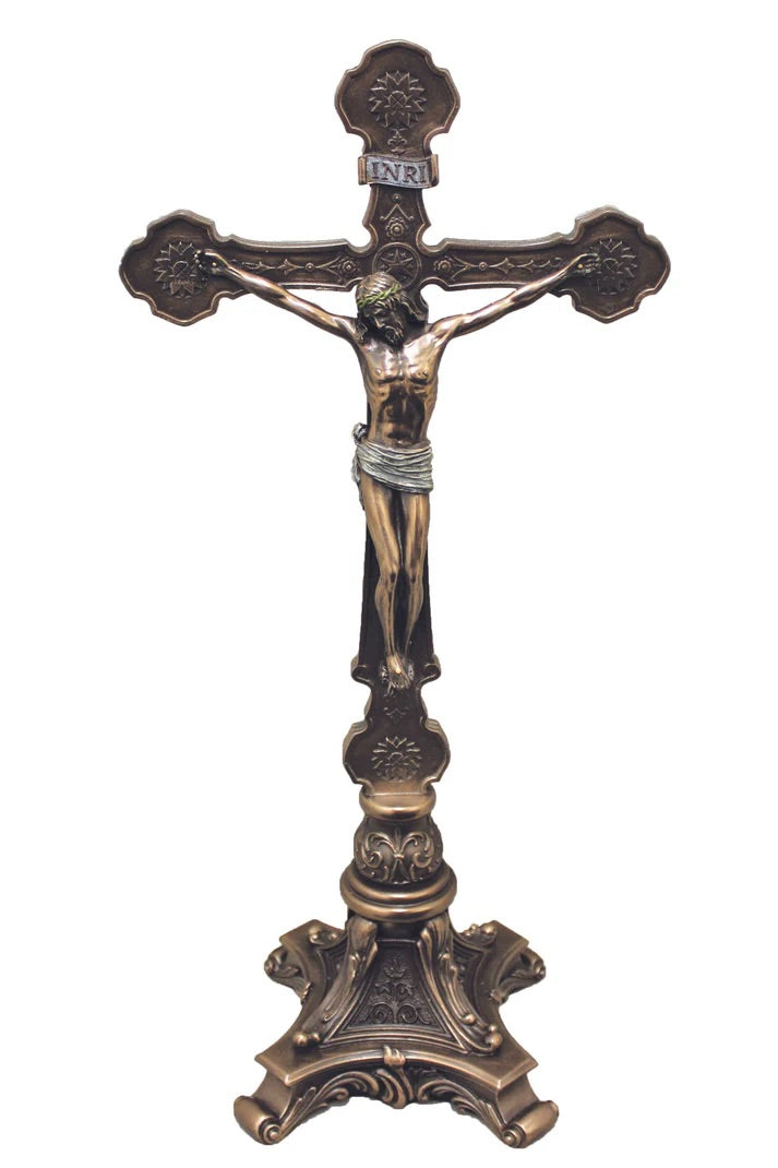 Crucifijo de pie ornamentado en bronce fundido en frío ligeramente pintado a mano