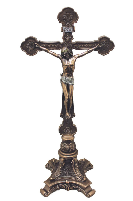 Crucifix orné sur pied en bronze coulé à froid légèrement peint à la main