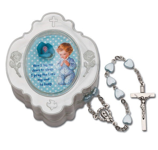 Chapelet bébé bleu dans une boîte à souvenirs